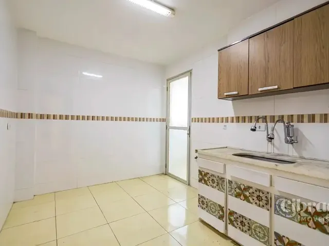 Apartamento 3 quartos e 2 banheiros, para alugar, no bairro Centro Cívico em Curitiba
