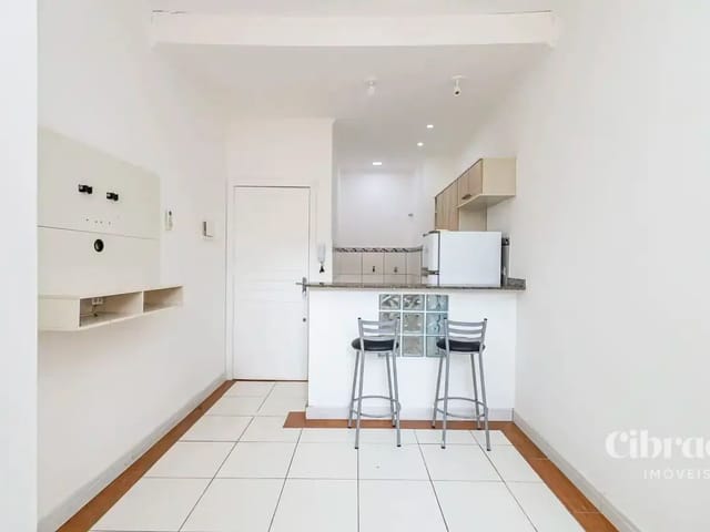 Apartamento 1 quarto e 1 banheiro, para alugar, no bairro Centro em Curitiba