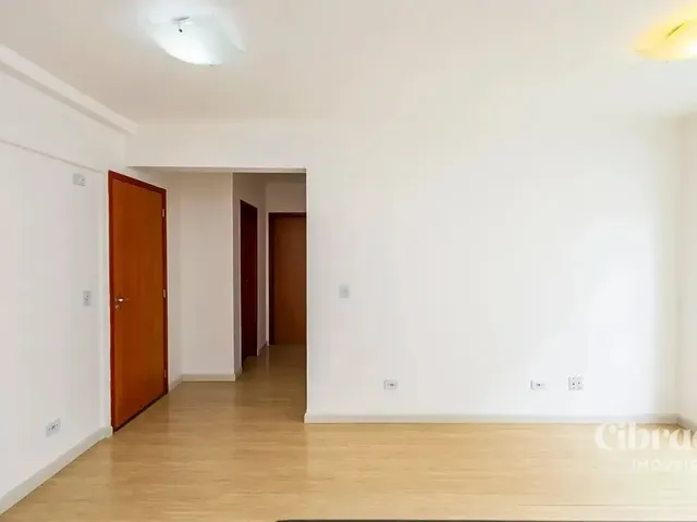 Apartamento 2 quartos e 1 banheiro, para alugar, no bairro Vista Alegre em Curitiba