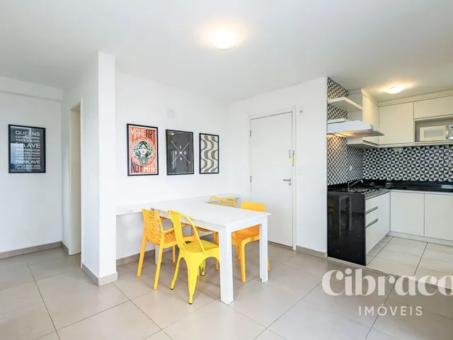 Apartamento 2 quartos e 2 banheiros, para alugar, no bairro Centro Cívico em Curitiba