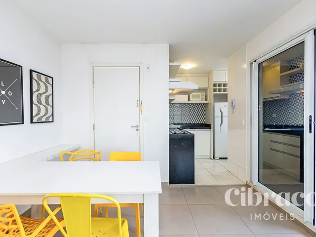 Apartamento 2 quartos e 2 banheiros, para alugar, no bairro Centro Cívico em Curitiba