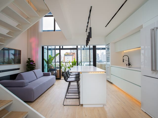 Foto do Apartamento - Duplex mobiliado 67m², varanda gourmet e pé-direito duplo + praticidade ao lado do metrô – Campo Belo | Paulista Imóveis