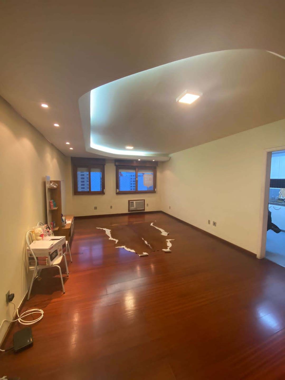 Apartamento à venda no Edifício Mondrian – Centro: 140 m², 3 quartos (sendo 1 suíte), 3 banheiros e ótima posição solar.