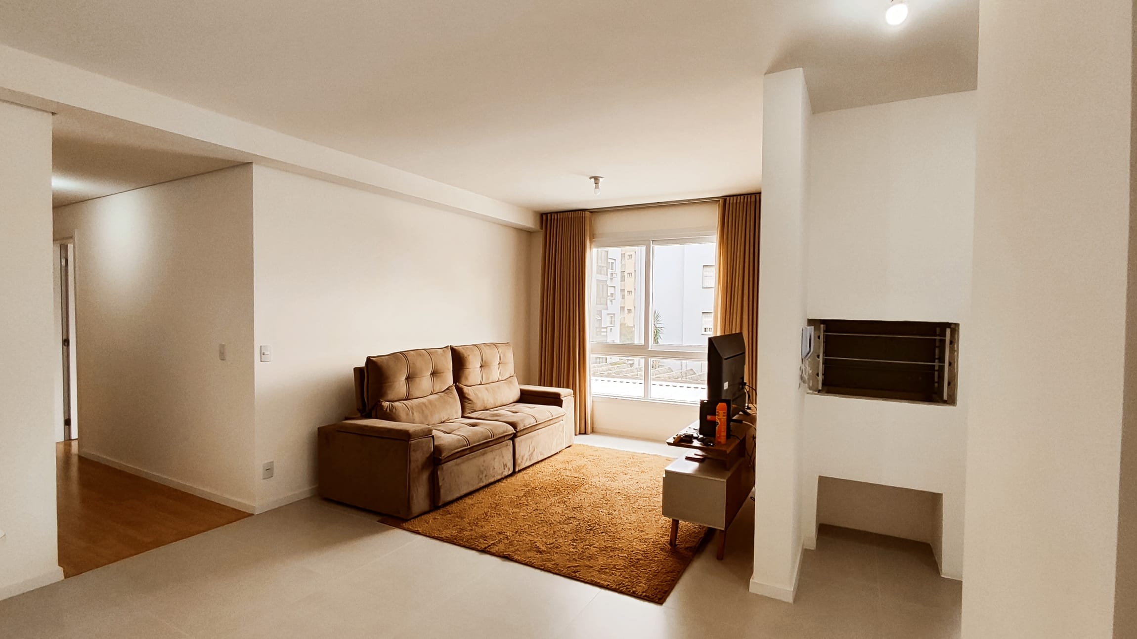 Apartamento com 2 dormitórios, 2 banheiros e 1 vaga no Centro de Pelotas. 83,9 m² de conforto, com churrasqueira, elevador e segurança.