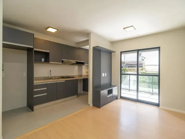Apartamento 2 quartos e 1 banheiro, para alugar, no bairro Campo Comprido em Curitiba