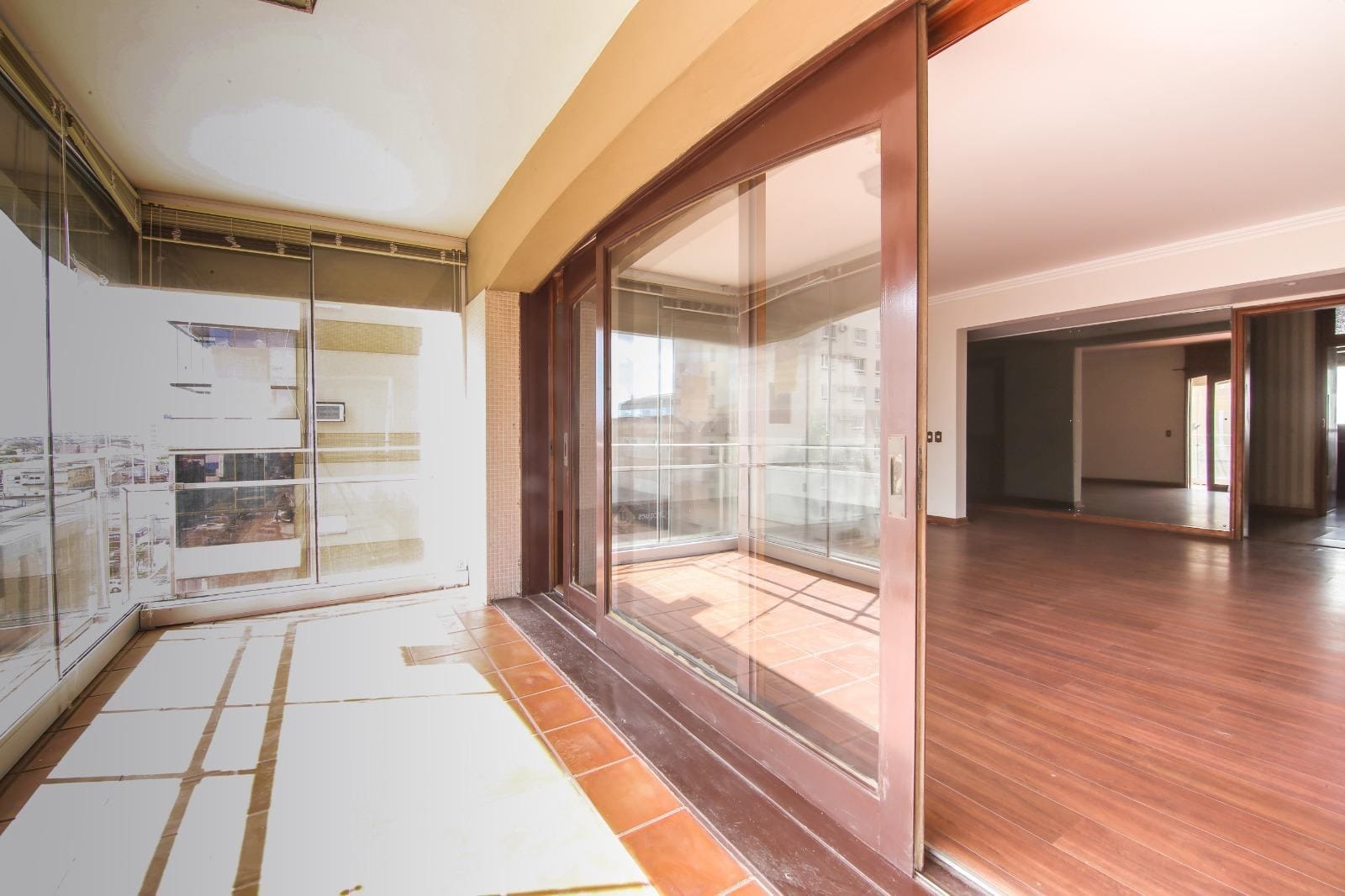 Apartamento à venda no Centro de Pelotas: 158m², 3 quartos (sendo 1 suíte), sacada frente norte, andar alto e 1 vaga.