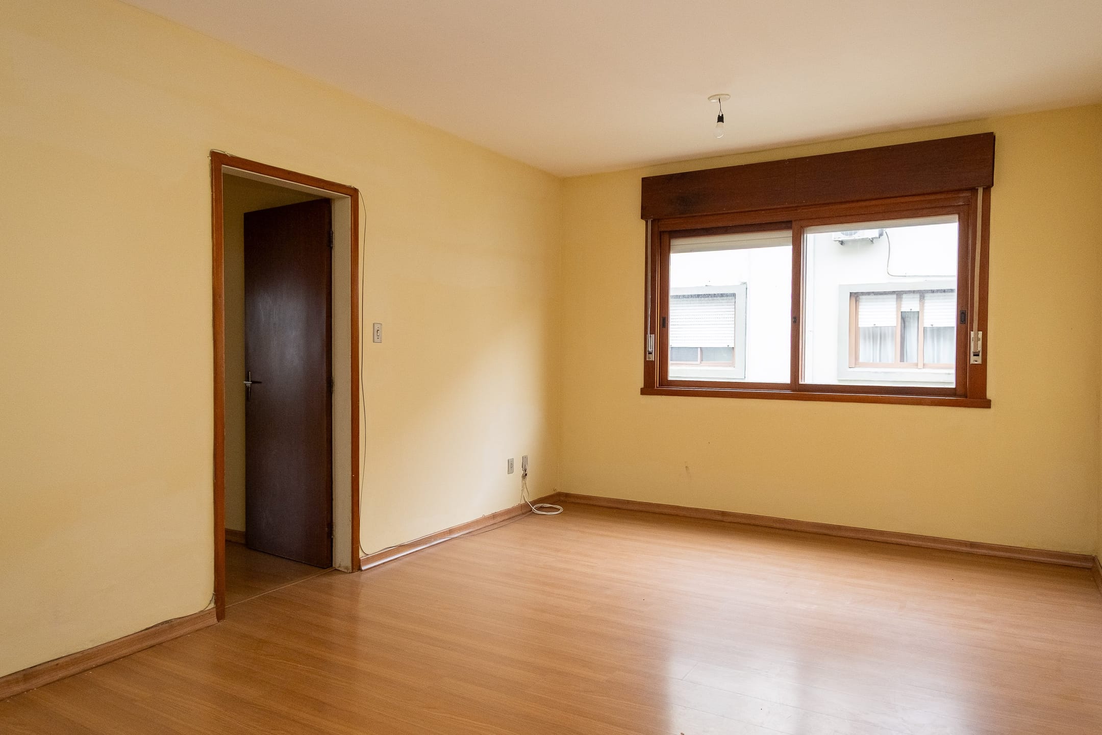 Apartamento para venda e locação 3 quartos, 1 vaga. Centro de Pelotas, Rua Barão de Azevedo. 110m², aquecimento a gás, piso taco, condomínio com playground