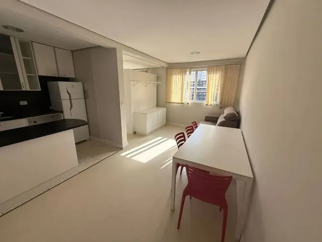 Apartamento 1 quarto e 1 banheiro, para alugar, no bairro Champagnat em Curitiba