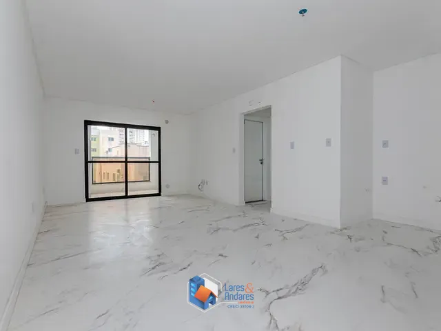 Apartamento com 2300m² 2 quartos e 2 banheiros, à venda, no bairro Centro em Balneário Camboriú