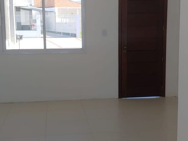 Casa 2 quartos e 1 banheiro, à venda, no bairro Areal em Pelotas