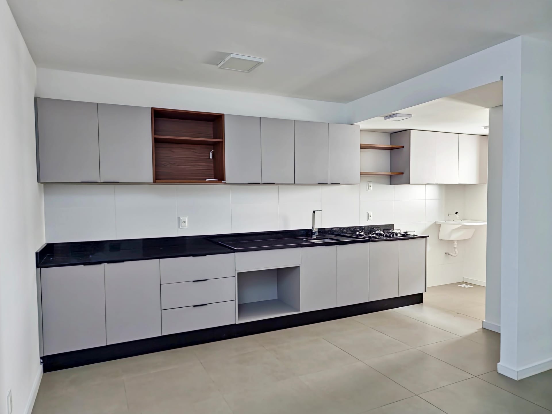Apartamento no Centro de Pelotas RS com 2 dormitórios, 1 banheiro e 1 vaga de garagem disponível para venda e locação 2