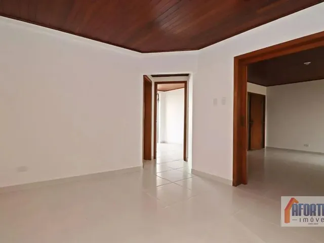 Apartamento 3 quartos e 2 banheiros, para alugar, no bairro Centro em Curitiba