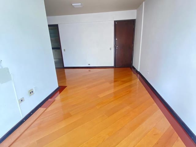 Foto do Apartamento - Apartamento à venda, Centro, Londrina, PR - Edifício Torres Vedras - 3 Quartos sendo 1 suíte - Sala 2 ambientes - Sacada - 1 Vaga de Garagem - Armários | Guepardo Imob