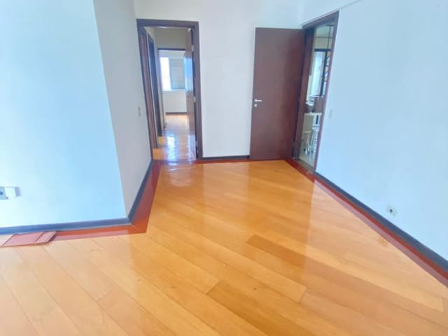 Foto do Apartamento - Apartamento à venda, Centro, Londrina, PR - Edifício Torres Vedras - 3 Quartos sendo 1 suíte - Sala 2 ambientes - Sacada - 1 Vaga de Garagem - Armários | Guepardo Imob