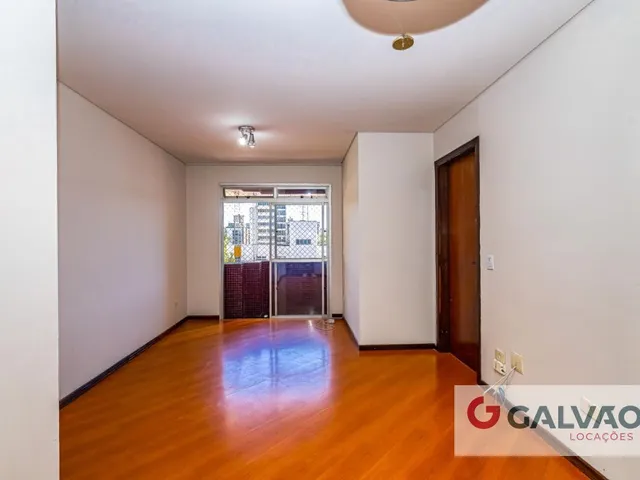 Apartamento 2 quartos e 2 banheiros, para alugar, no bairro Centro em Curitiba