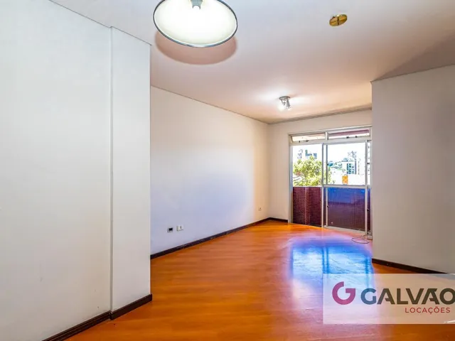 Apartamento 2 quartos e 2 banheiros, para alugar, no bairro Centro em Curitiba