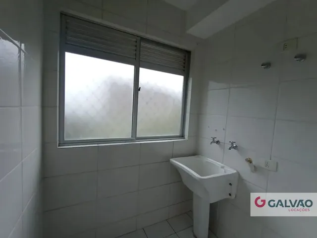 Apartamento 2 quartos e 1 banheiro, para alugar, no bairro Capão Raso em Curitiba