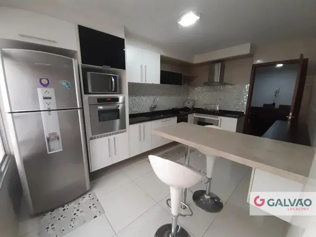 Apartamento 3 quartos e 2 banheiros, para alugar, no bairro Centro em Curitiba