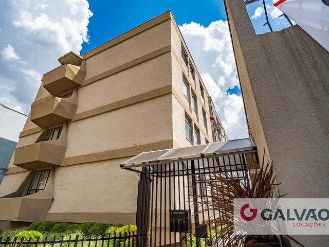 Apartamento 3 quartos e 2 banheiros, para alugar, no bairro Centro em Curitiba