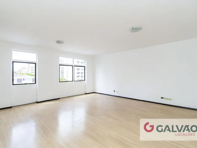 Apartamento 3 quartos e 2 banheiros, para alugar, no bairro Centro em Curitiba