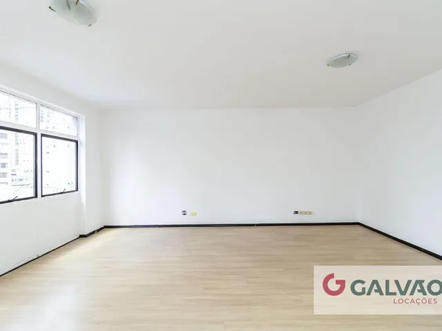 Apartamento 3 quartos e 2 banheiros, para alugar, no bairro Centro em Curitiba