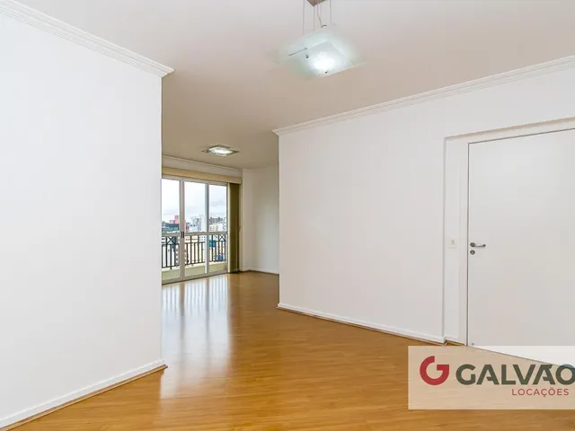 Apartamento 3 quartos e 2 banheiros, para alugar, no bairro Centro em Curitiba