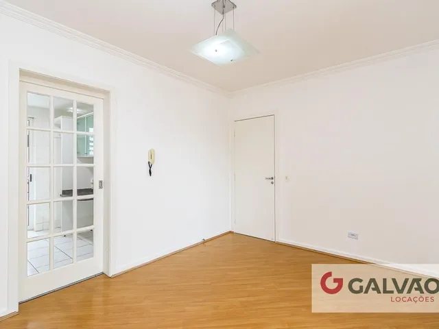 Apartamento 3 quartos e 2 banheiros, para alugar, no bairro Centro em Curitiba