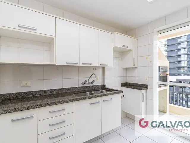 Apartamento 3 quartos e 2 banheiros, para alugar, no bairro Centro em Curitiba