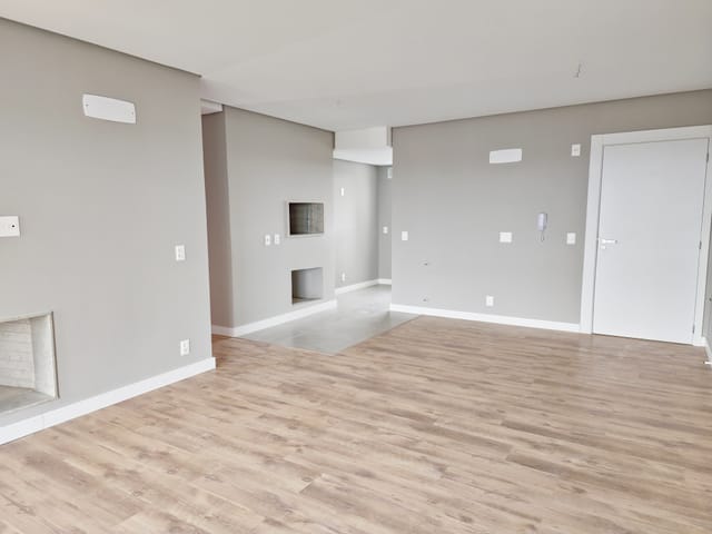 Foto do Apartamento - Apartamento à venda no condomínio Aires de Plaza, Parque Una, Pelotas, RS. 2 dormitórios, suíte, sacada, elevador privativo, lareira, portaria 24h. | UP Imóveis