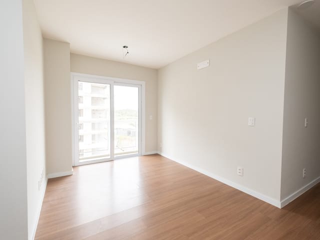 Apartamento com 83m² 2 quartos e 2 banheiros, à venda ou para alugar, no bairro Três Vendas em Pelotas