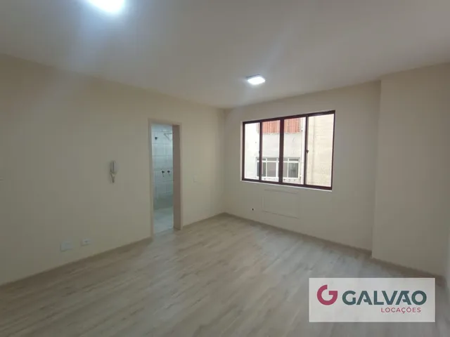 Apartamento 1 quarto e 1 banheiro, para alugar, no bairro Centro em Curitiba