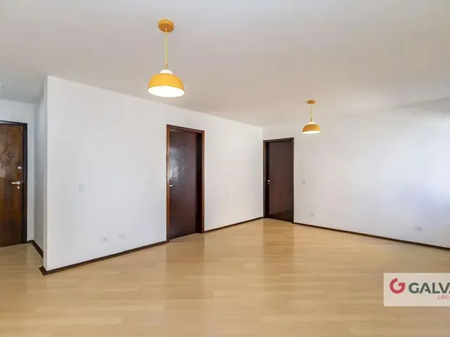 Apartamento 3 quartos e 2 banheiros, para alugar, no bairro Centro em Curitiba