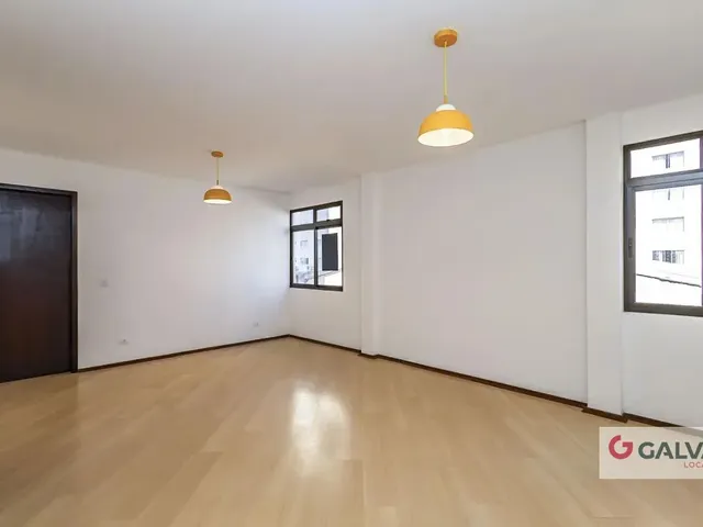 Apartamento 3 quartos e 2 banheiros, para alugar, no bairro Centro em Curitiba