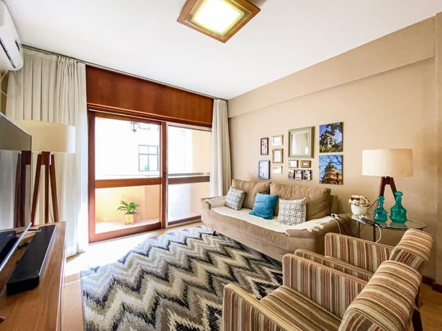 Foto do Apartamento - Apartamento à venda no Centro de Pelotas: 100 m², 2 dormitórios (1 suíte), 1 vaga. Infraestrutura completa com ar-condicionado, sacada e lazer no condomínio. | UP Imóveis