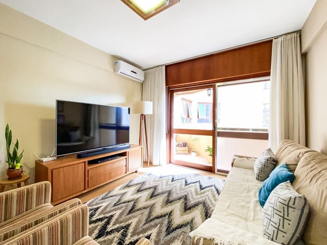 Foto do Apartamento - Apartamento à venda no Centro de Pelotas: 100 m², 2 dormitórios (1 suíte), 1 vaga. Infraestrutura completa com ar-condicionado, sacada e lazer no condomínio. | UP Imóveis