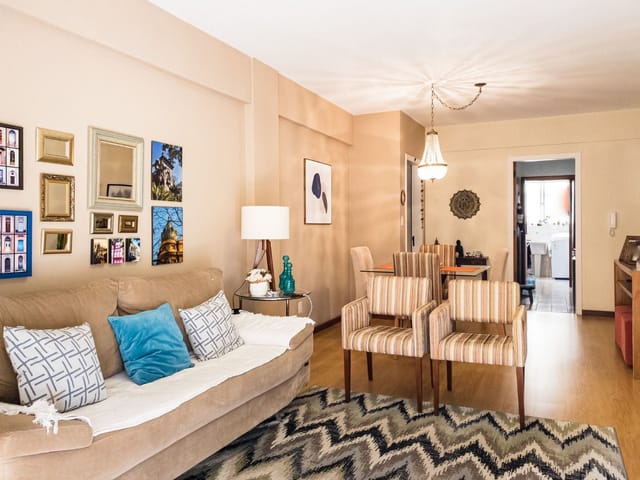 Foto do Apartamento - Apartamento à venda no Centro de Pelotas: 100 m², 2 dormitórios (1 suíte), 1 vaga. Infraestrutura completa com ar-condicionado, sacada e lazer no condomínio. | UP Imóveis