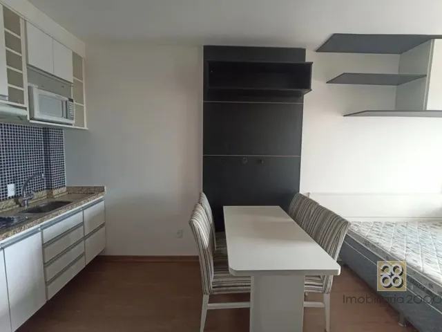 Apartamento 1 quarto e 1 banheiro, para alugar, no bairro Centro em Curitiba