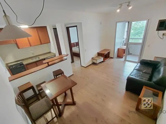 Apartamento 1 quarto e 1 banheiro, para alugar, no bairro Centro em Curitiba