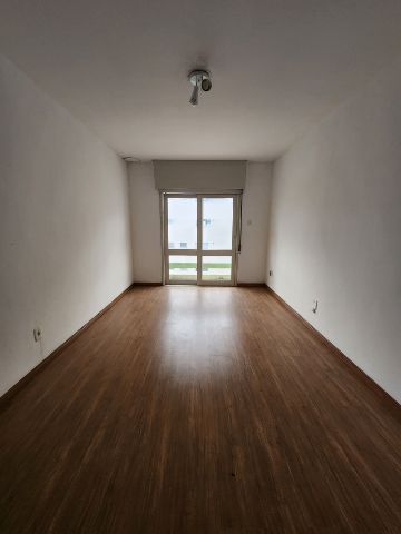 Foto do Apartamento - Apartamento à venda no 4º andar, Jucelino, 2 dorms, perto da Dom Joaquim e Posto JK, 74 m², excelente preço R$ 200.000,00, com sacada e piso laminado. | UP Imóveis