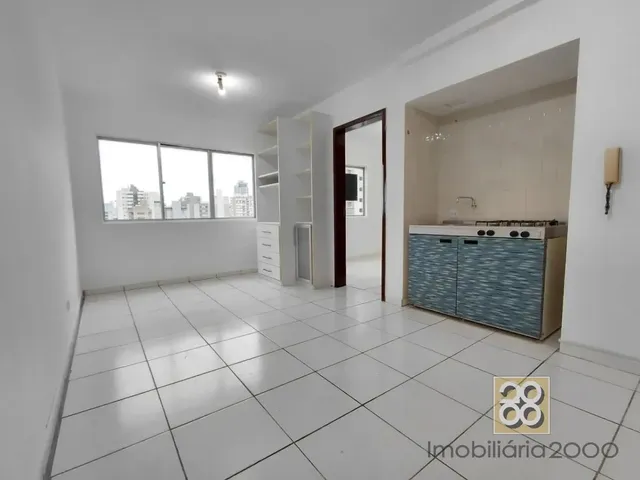Apartamento 1 quarto e 1 banheiro, para alugar, no bairro Centro em Curitiba