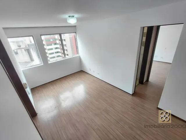 Apartamento 1 quarto e 1 banheiro, para alugar, no bairro Centro em Curitiba