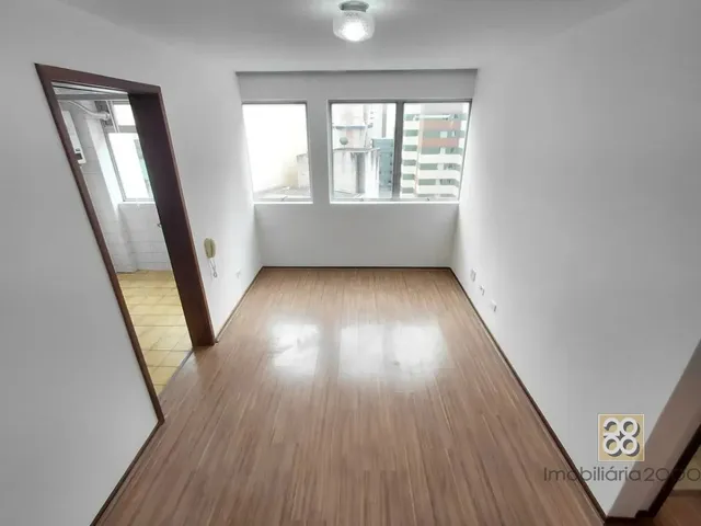 Apartamento 1 quarto e 1 banheiro, para alugar, no bairro Centro em Curitiba