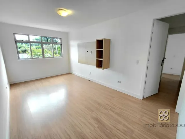 Apartamento 3 quartos e 2 banheiros, para alugar, no bairro Água Verde em Curitiba