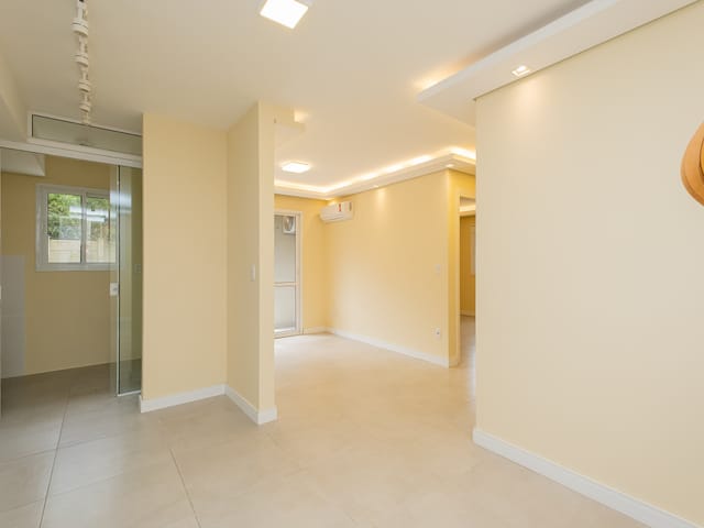 Apartamento com 62m² 2 quartos e 2 banheiros, à venda ou para alugar, no bairro Três Vendas em Pelotas