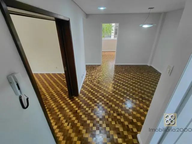 Apartamento 3 quartos e 2 banheiros, para alugar, no bairro Centro em Curitiba