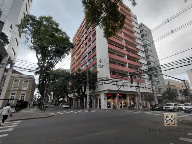 Apartamento 3 quartos e 2 banheiros, para alugar, no bairro Centro em Curitiba