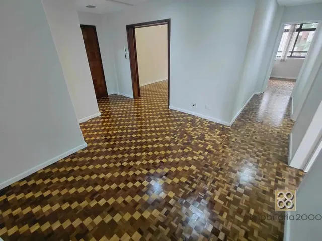 Apartamento 3 quartos e 2 banheiros, para alugar, no bairro Centro em Curitiba