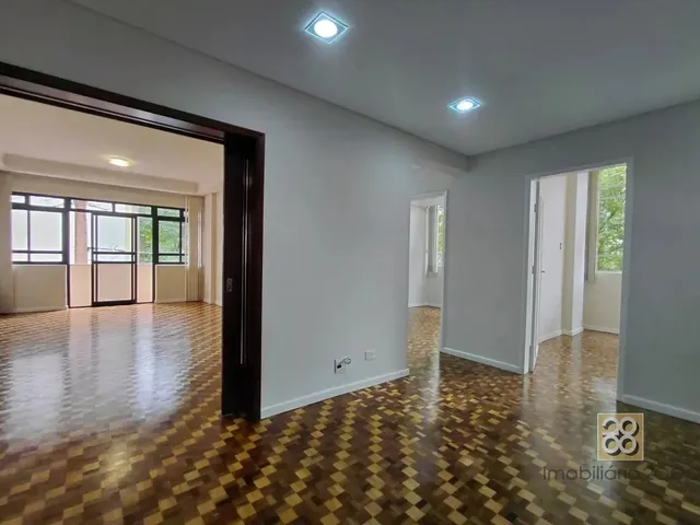 Apartamento 3 quartos e 2 banheiros, para alugar, no bairro Centro em Curitiba
