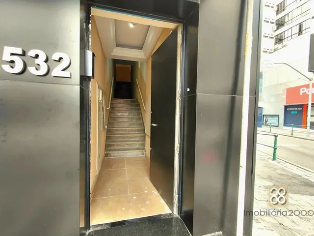 Apartamento 2 quartos e 1 banheiro, para alugar, no bairro Centro em Curitiba