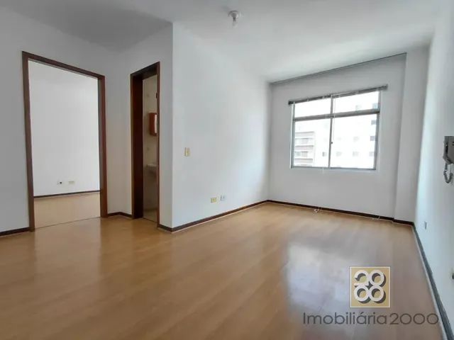 Apartamento 1 quarto e 1 banheiro, para alugar, no bairro Centro em Curitiba